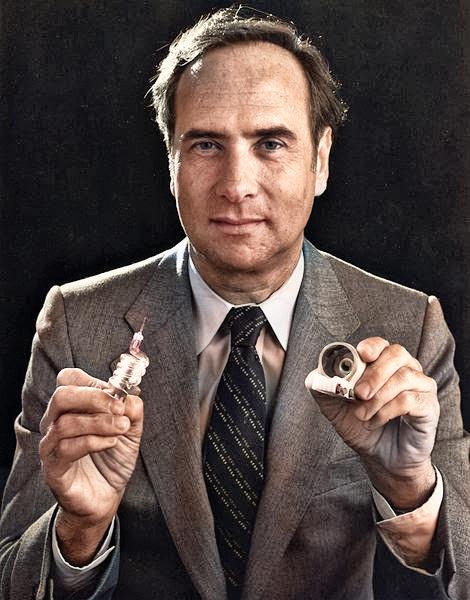 Theodore Harold Maiman segurando o primeiro laser de rubi